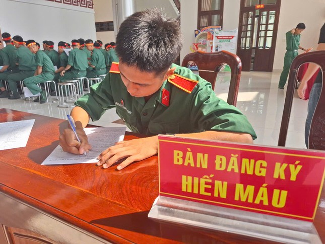 Cán bộ, đoàn viên thanh niên Trường Sĩ quan Lục quân 2 hiến máu tình nguyện ảnh 2