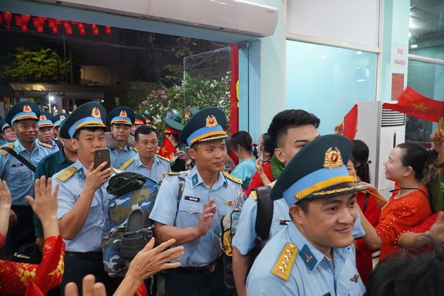 Đông đảo người dân tới ga Biên Hòa chia tay các đoàn diễu binh về đơn vị ảnh 1