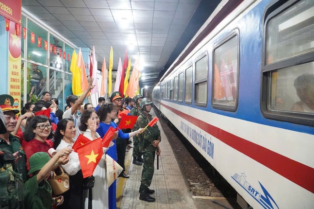 Đông đảo người dân tới ga Biên Hòa chia tay các đoàn diễu binh về đơn vị ảnh 2