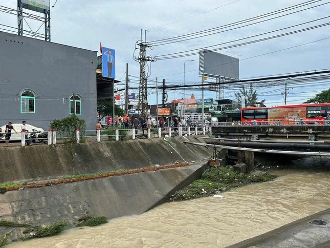 Tìm thấy thi thể bé gái tắm mưa bị cuốn trôi ở Đồng Nai ảnh 1