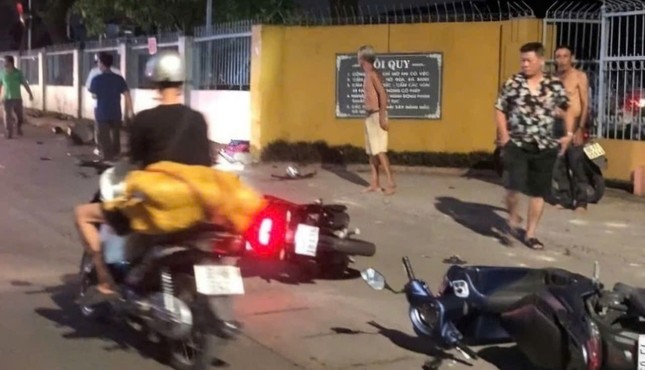 Ô tô tông loạt xe máy ở Đồng Nai, nhiều người bị thương ảnh 2