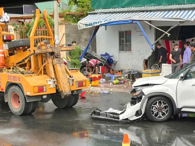 Ô tô tông văng xe máy rồi lao vào nhà dân, 2 người thương vong ảnh 2