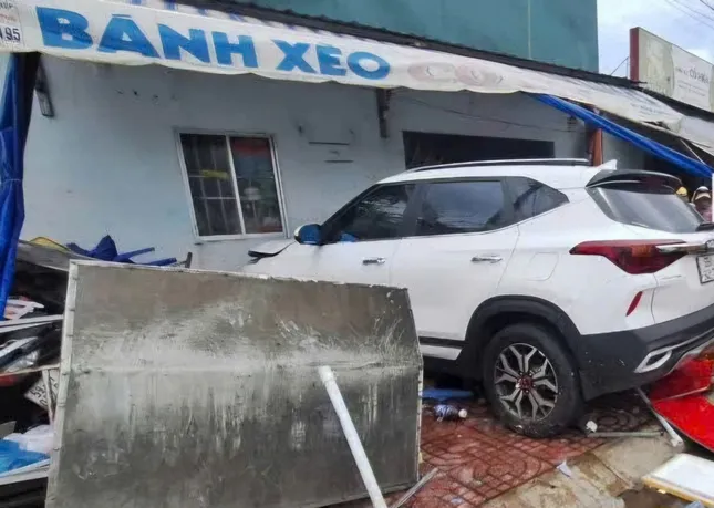 Ô tô tông văng xe máy rồi lao vào nhà dân, 2 người thương vong ảnh 1