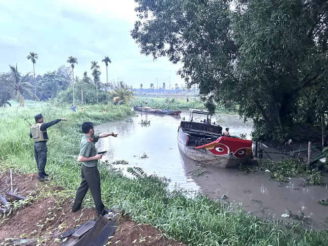 Hàng chục cảnh sát bao vây bắt ghe hút cát trên sông Đồng Nai ảnh 1