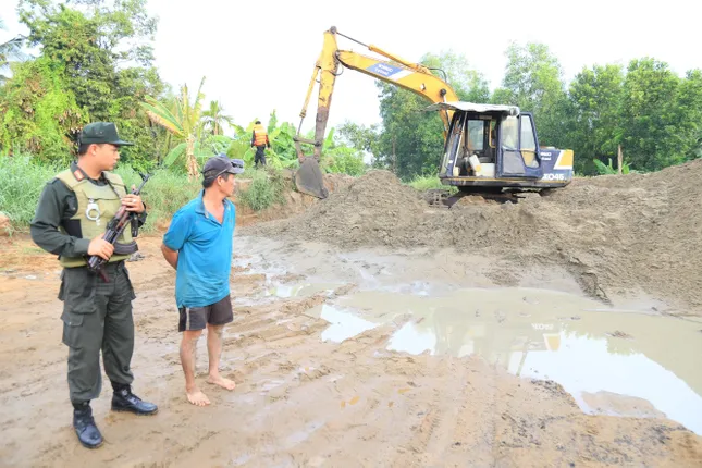Hàng chục cảnh sát bao vây bắt ghe hút cát trên sông Đồng Nai ảnh 4