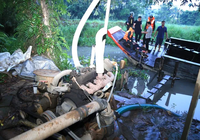 Hàng chục cảnh sát bao vây bắt ghe hút cát trên sông Đồng Nai ảnh 3