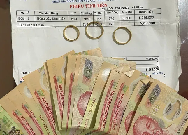 Nhặt được tiền vàng, lão nông trả lại cho người đánh rơi ảnh 1