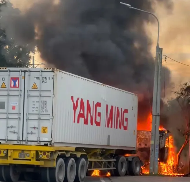 Hai xe đầu kéo cháy rụi sau va chạm, khói đen bốc cao hàng chục mét ảnh 2