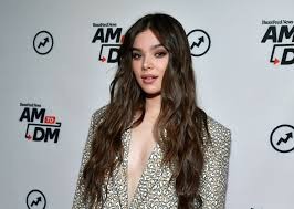 Ngôi sao “Pitch Perfect” Hailee Steinfeld vượt qua mốc 1 tỷ lượt stream YouTube ảnh 1