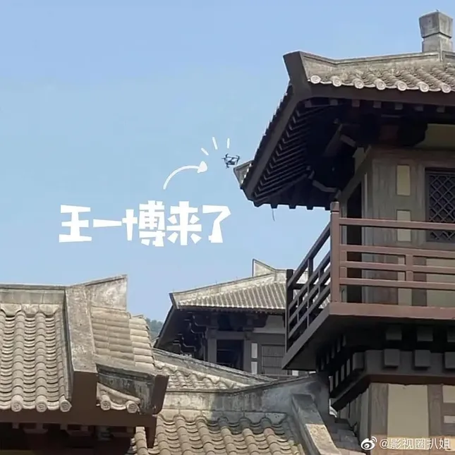 Cười sái quai hàm với hậu trường “Hữu Phỉ“: Vương Nhất Bác lái flycam “tóm” cánh săn ảnh ảnh 3