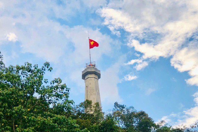 Trang trọng lễ thượng cờ 71 năm Chiến thắng Điện Biên Phủ ảnh 2