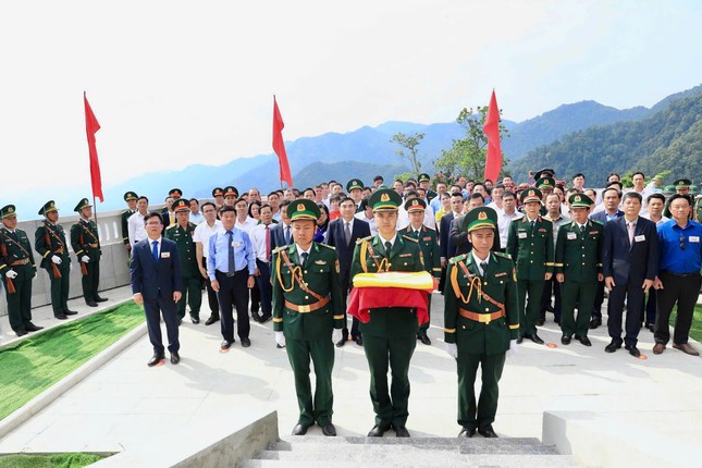 Trang trọng lễ thượng cờ 71 năm Chiến thắng Điện Biên Phủ ảnh 1