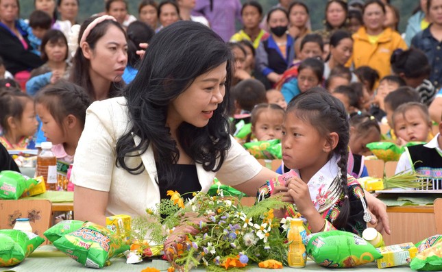 Phu nhân Tổng Bí thư Tô Lâm tặng quà trẻ em vùng cao Điện Biên ảnh 2
