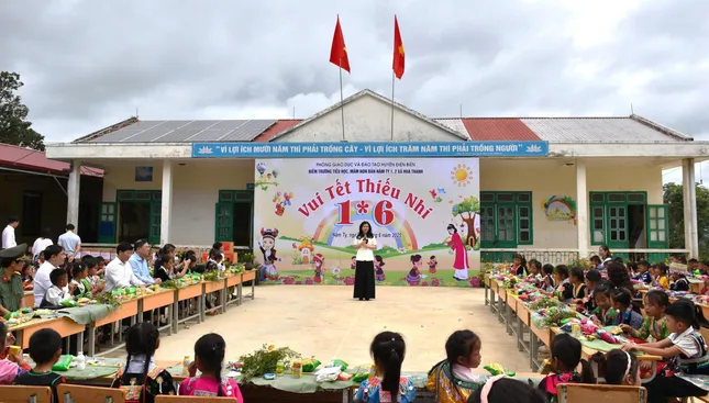 Phu nhân Tổng Bí thư Tô Lâm tặng quà trẻ em vùng cao Điện Biên ảnh 1