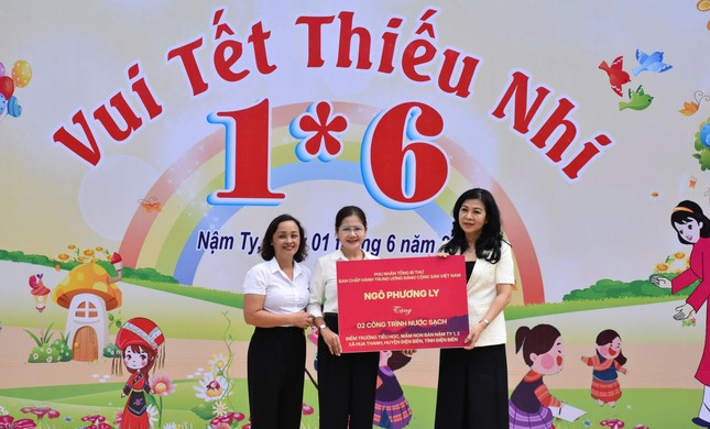 Phu nhân Tổng Bí thư Tô Lâm tặng quà trẻ em vùng cao Điện Biên ảnh 4