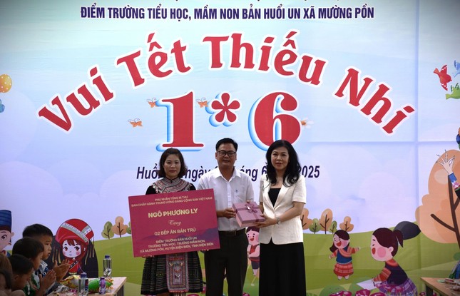 Phu nhân Tổng Bí thư Tô Lâm tặng quà trẻ em vùng cao Điện Biên ảnh 5