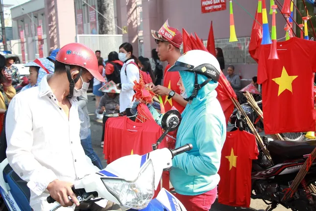 CĐV háo hức đổ về sân Thống Nhất trước giờ gặp U23 Việt Nam ảnh 13
