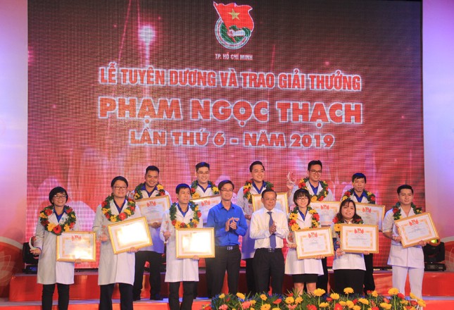 TPHCM tuyên dương 37 thầy thuốc trẻ tiêu biểu ảnh 4