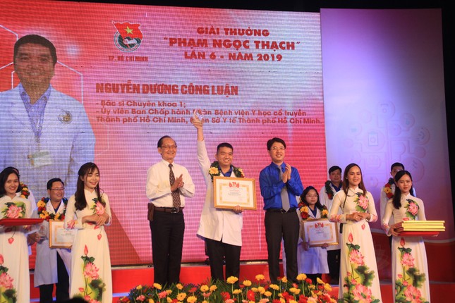 TPHCM tuyên dương 37 thầy thuốc trẻ tiêu biểu ảnh 6