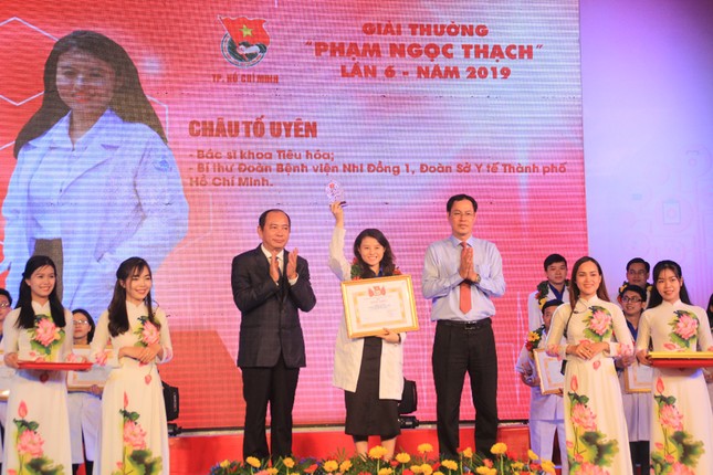 TPHCM tuyên dương 37 thầy thuốc trẻ tiêu biểu ảnh 9
