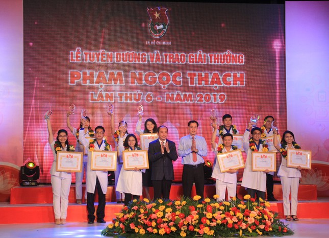 TPHCM tuyên dương 37 thầy thuốc trẻ tiêu biểu ảnh 10