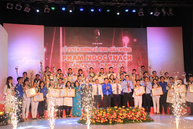TPHCM tuyên dương 37 thầy thuốc trẻ tiêu biểu ảnh 11