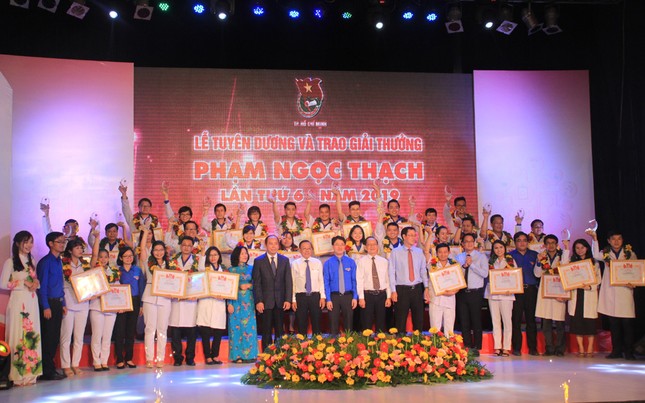 TPHCM tuyên dương 37 thầy thuốc trẻ tiêu biểu ảnh 12