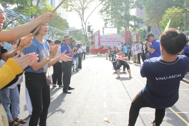 Bạn trẻ sôi nổi vui hội đón năm mới ở Ký túc xá Đại học Quốc gia TPHCM ảnh 3