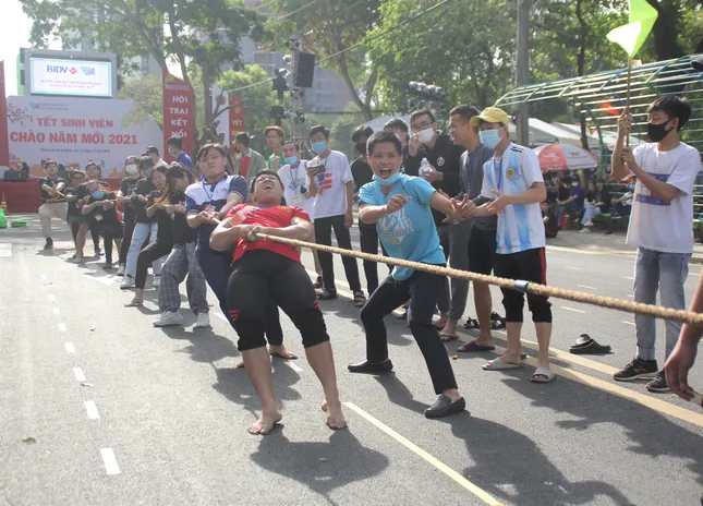 Bạn trẻ sôi nổi vui hội đón năm mới ở Ký túc xá Đại học Quốc gia TPHCM ảnh 2