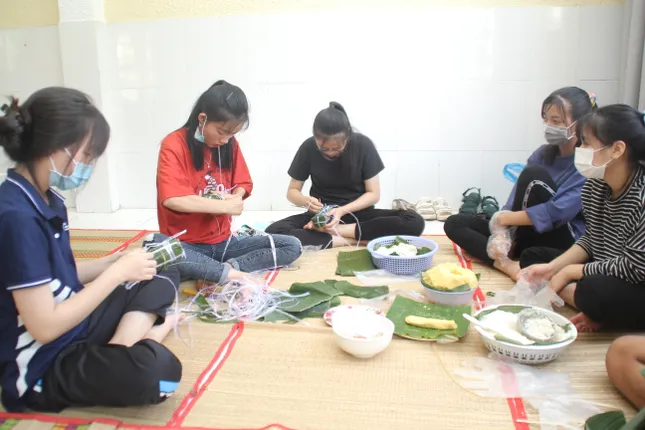 Bạn trẻ sôi nổi vui hội đón năm mới ở Ký túc xá Đại học Quốc gia TPHCM ảnh 10