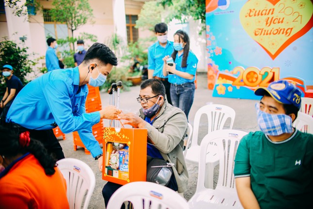 'Xuân yêu thương' tặng quà Tết cho người dân có hoàn cảnh khó khăn ảnh 3