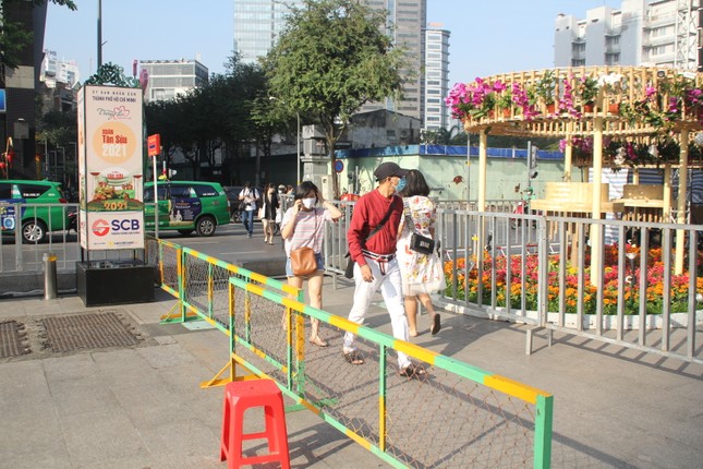 Đường hoa Nguyễn Huệ mở cửa đón khách từ sáng 10/2, yêu cầu không bỏ khẩu trang chụp hình, selfie ảnh 4