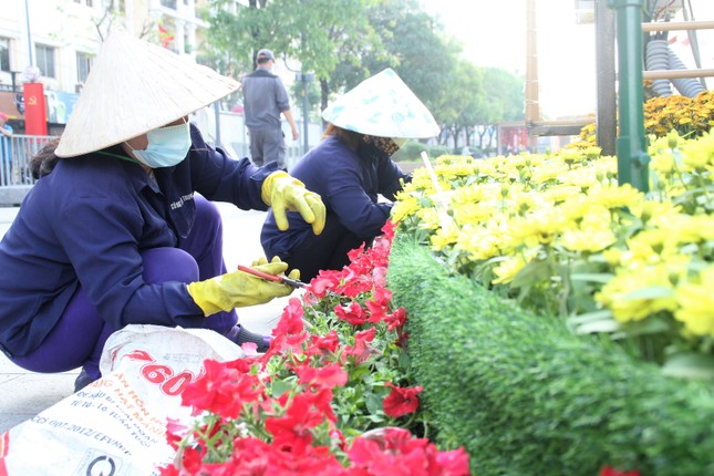 Đường hoa Nguyễn Huệ mở cửa đón khách từ sáng 10/2, yêu cầu không bỏ khẩu trang chụp hình, selfie ảnh 9
