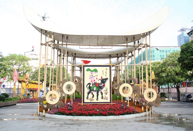 Đường hoa Nguyễn Huệ mở cửa đón khách từ sáng 10/2, yêu cầu không bỏ khẩu trang chụp hình, selfie ảnh 11