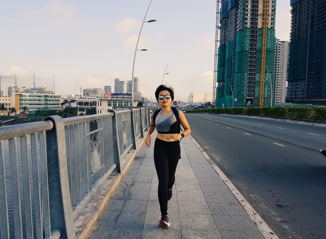 Cô gái năng động vừa làm MC, vừa là vận động viên chạy ở giải Tiền Phong Marathon ảnh 1