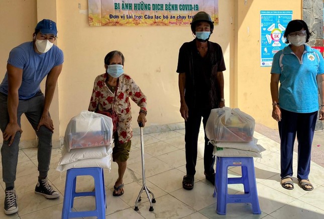 Đôi bạn miệt mài tặng cơm, tiếp quà cho người khó khăn những ngày giãn cách ảnh 5