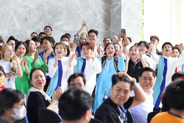 Sinh viên Văn Hiến góp giọt máu tình nguyện trong Tháng Thanh niên ảnh 22