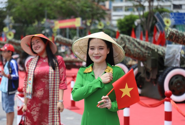 Chàng sĩ quan tình cờ thành &apos;mẫu ảnh&apos; ở trận địa pháo lễ kỷ niệm 30/4 ảnh 2