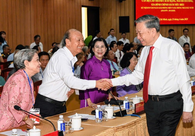 Tổng Bí thư Tô Lâm gặp mặt cán bộ lão thành, người có công, gia đình chính sách tiêu biểu ảnh 1