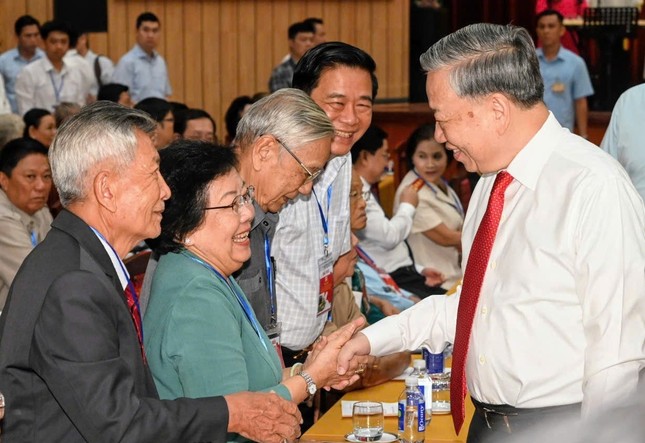 Tổng Bí thư Tô Lâm gặp mặt cán bộ lão thành, người có công, gia đình chính sách tiêu biểu ảnh 2