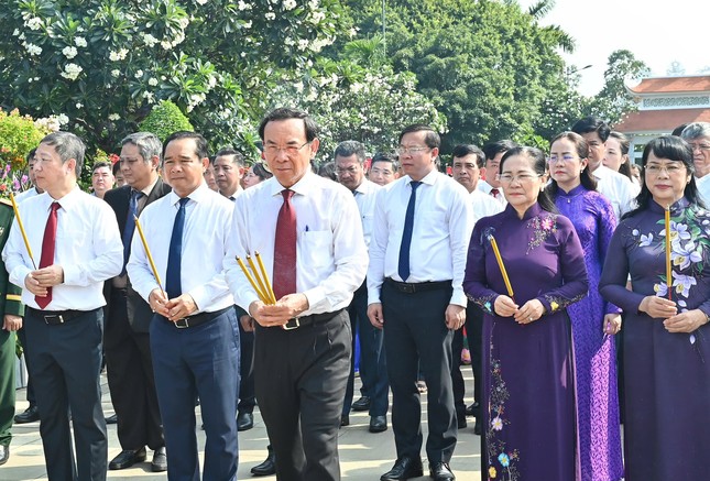 Lãnh đạo TPHCM dâng hoa, dâng hương tri ân các Anh hùng liệt sĩ ảnh 3
