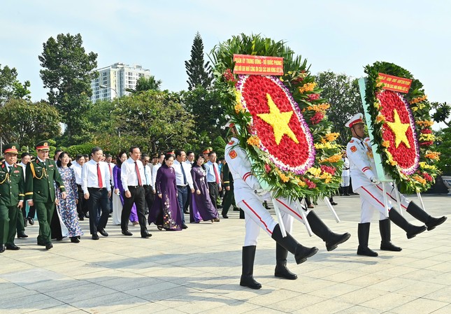 Lãnh đạo TPHCM dâng hoa, dâng hương tri ân các Anh hùng liệt sĩ ảnh 1