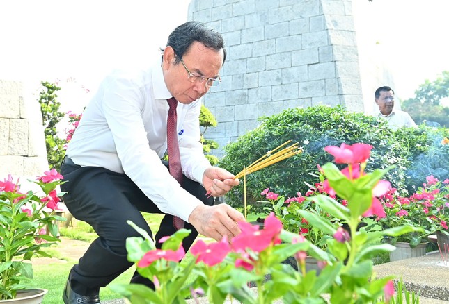 Lãnh đạo TPHCM dâng hoa, dâng hương tri ân các Anh hùng liệt sĩ ảnh 2