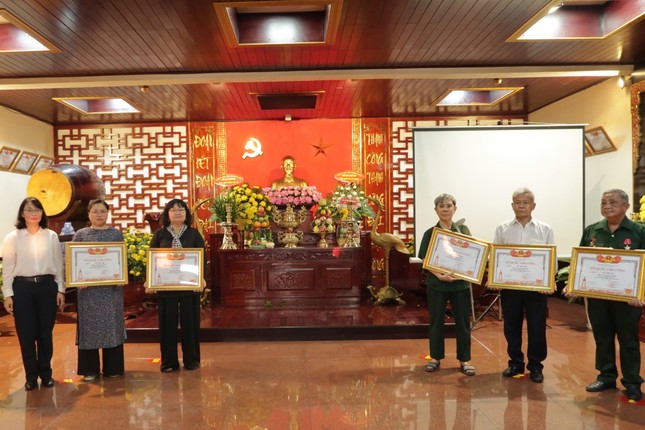 Trao bằng ‘Tổ quốc ghi công’ cho 5 nữ liệt sĩ biệt động hy sinh Tết Mậu Thân 1968 ảnh 1