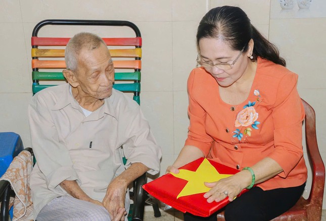 Trao bằng ‘Tổ quốc ghi công’ cho 5 nữ liệt sĩ biệt động hy sinh Tết Mậu Thân 1968 ảnh 2