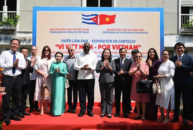 Lãnh đạo hai nước Việt Nam - Cuba dự khai mạc triển lãm &apos;Vì Việt Nam – Por Vietnam&apos; ảnh 1