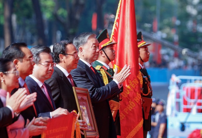 Tổng Bí thư Tô Lâm trao Danh hiệu Anh hùng Lao động tặng TPHCM ảnh 1