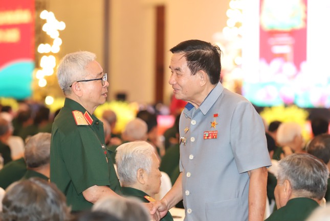 Những phút giây &apos;gây thương nhớ&apos; dịp kỷ niệm 50 năm ngày thống nhất đất nước ảnh 17