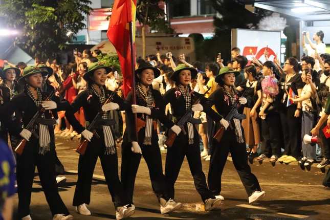 Những phút giây &apos;gây thương nhớ&apos; dịp kỷ niệm 50 năm ngày thống nhất đất nước ảnh 7