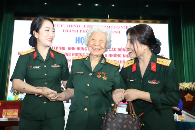 Những phút giây &apos;gây thương nhớ&apos; dịp kỷ niệm 50 năm ngày thống nhất đất nước ảnh 18